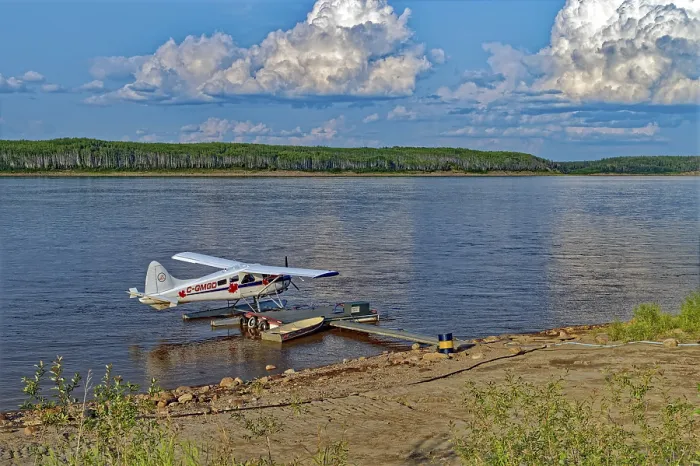 Gerahmter Druck : Seaplan auf dem Mackenzie River Gerahmter Druck : Seaplan auf dem Mackenzie River