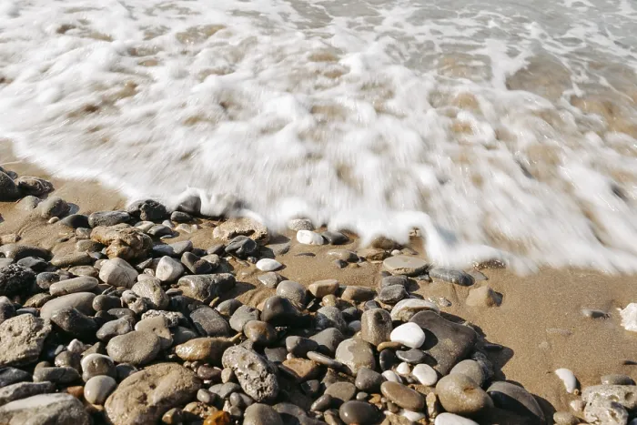 Gerahmter Druck : Küste auf dem Kieselstrand Gerahmter Druck : Küste auf dem Kieselstrand