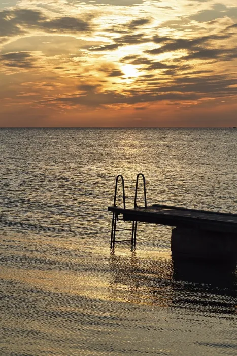 Gerahmter Druck : Kai, Badeplatz, Sonnenuntergang Gerahmter Druck : Kai, Badeplatz, Sonnenuntergang