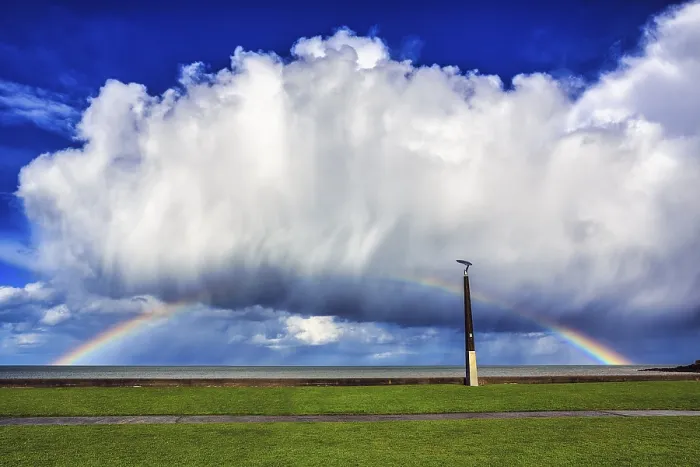 Gerahmter Druck : Meerespromenade, dramatischer bewölkter Himmel mit Regenbogen. Gerahmter Druck : Meerespromenade, dramatischer bewölkter Himmel mit Regenbogen.