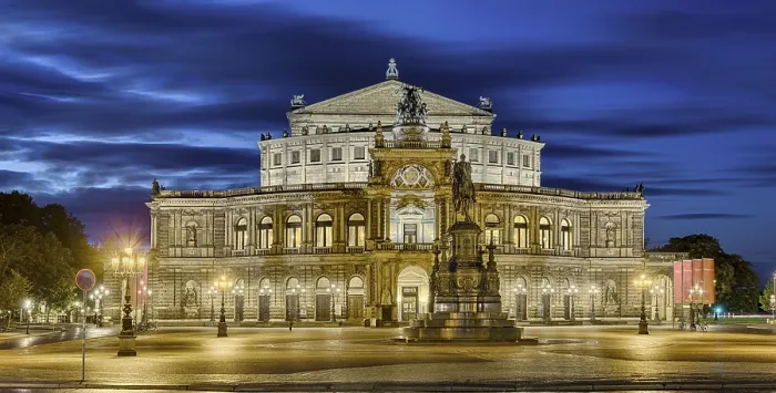 Gerahmter Druck : Semperoper, abends beleuchtet. Gerahmter Druck : Semperoper, abends beleuchtet.