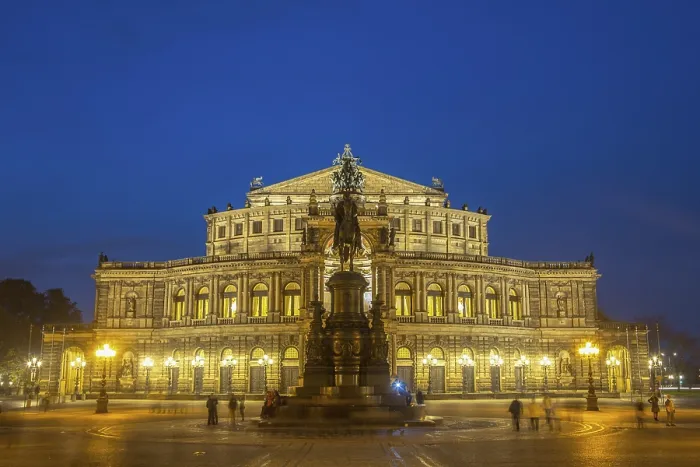 Gerahmter Druck : Semperoper ist ein Opernhaus in der Nacht. Gerahmter Druck : Semperoper ist ein Opernhaus in der Nacht.