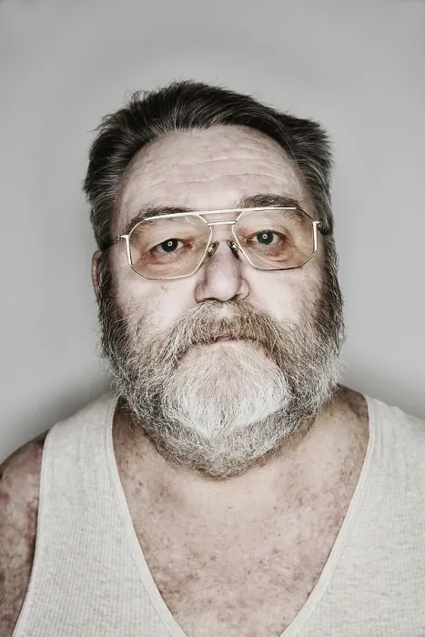 Gerahmter Druck : Alter mit Bart und Brille in seinem Unterhemd.