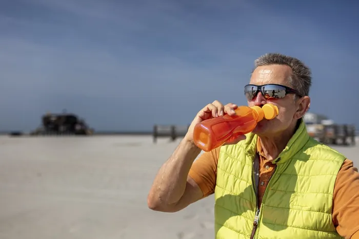 Gerahmter Druck : Alter trinkt Selters aus einem Plastikflasche. Gerahmter Druck : Alter trinkt Selters aus einem Plastikflasche.