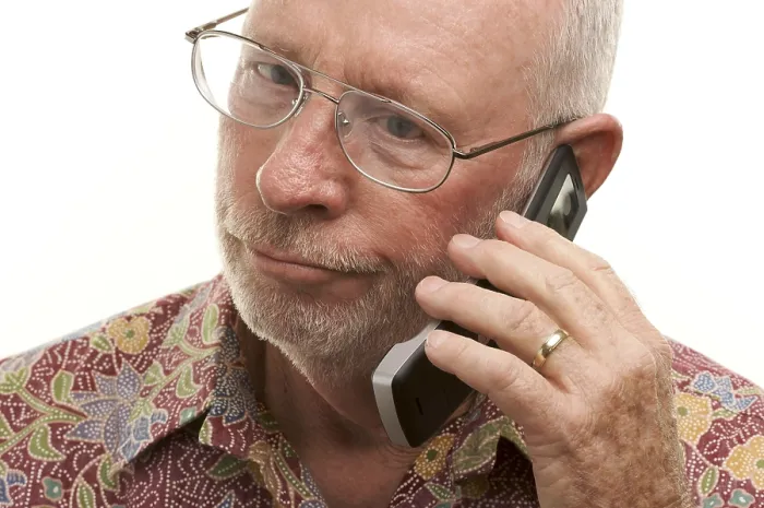 Gerahmter Druck : Alter Mann nutzt Handy. Gerahmter Druck : Alter Mann nutzt Handy.
