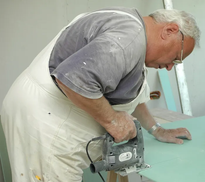 Gerahmter Druck : Alter arbeitet mit Puzzle. Gerahmter Druck : Alter arbeitet mit Puzzle.