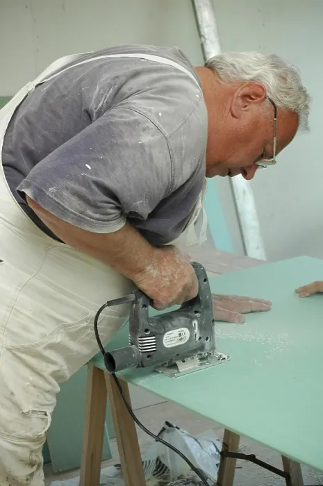 Gerahmter Druck : Alter arbeitet mit Puzzle. Gerahmter Druck : Alter arbeitet mit Puzzle.
