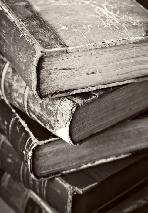 Gerahmter Druck : Ein in Sepia getöntes Bild eines Stapels alter, abgetragener Bücher. Gerahmter Druck : Ein in Sepia getöntes Bild eines Stapels alter, abgetragener Bücher.