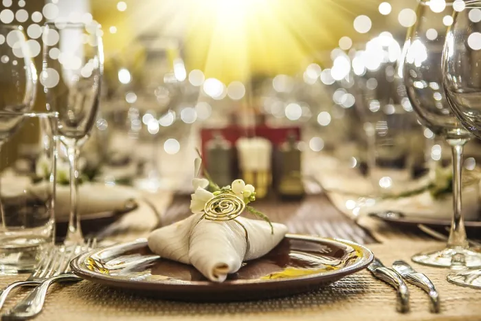 Gerahmter Druck : Dienstleistung von Tisch in einem Restaurant, Nahansicht. Gerahmter Druck : Dienstleistung von Tisch in einem Restaurant, Nahansicht.