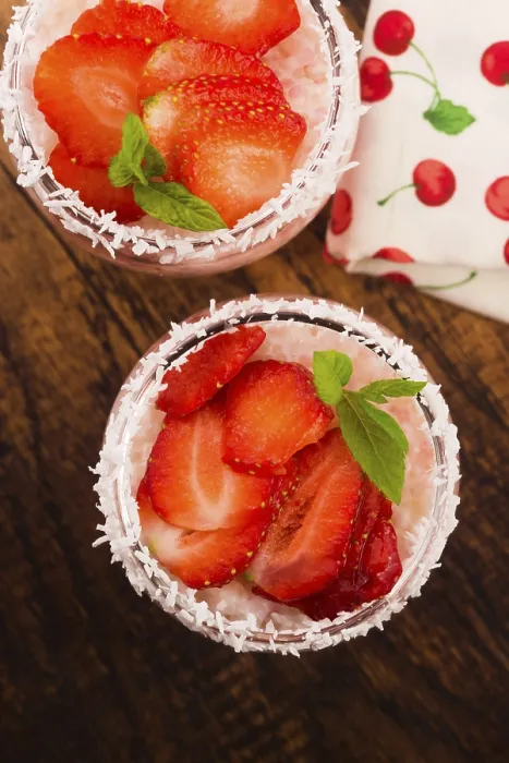 Gerahmter Druck : Ein Servierteller mit Erdbeeren über Tapioka und Gelee. Gerahmter Druck : Ein Servierteller mit Erdbeeren über Tapioka und Gelee.