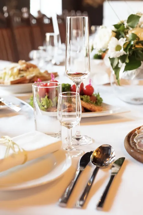 Gerahmter Druck : Serviertisch vorbereitet für Veranstaltung, Party oder Hochzeit. Gerahmter Druck : Serviertisch vorbereitet für Veranstaltung, Party oder Hochzeit.