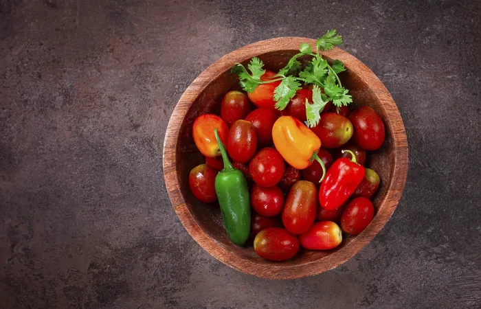 Gerahmter Druck : Set, cherry tomatoes, mit farbigen Paprikas. Gerahmter Druck : Set, cherry tomatoes, mit farbigen Paprikas.