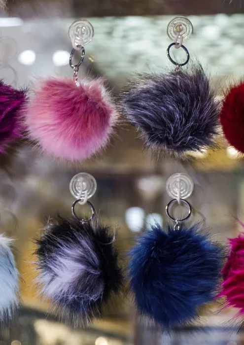 Gerahmter Druck : Satz der bunten Pompoms im Basar. Gerahmter Druck : Satz der bunten Pompoms im Basar.