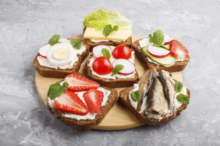 Gerahmter Druck : Satz verschiedener Sandwiches mit Käse Gerahmter Druck : Satz verschiedener Sandwiches mit Käse