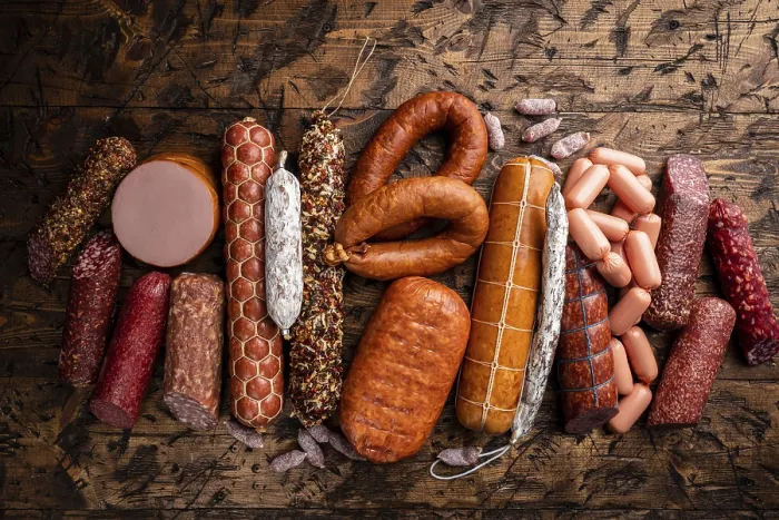 Gerahmter Druck : Satz verschiedener Wurstsorten Gerahmter Druck : Satz verschiedener Wurstsorten