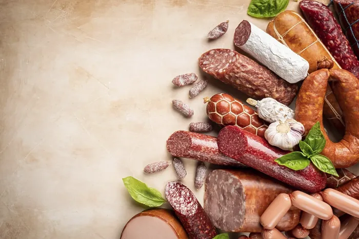 Gerahmter Druck : Satz verschiedener Wurstsorten Gerahmter Druck : Satz verschiedener Wurstsorten
