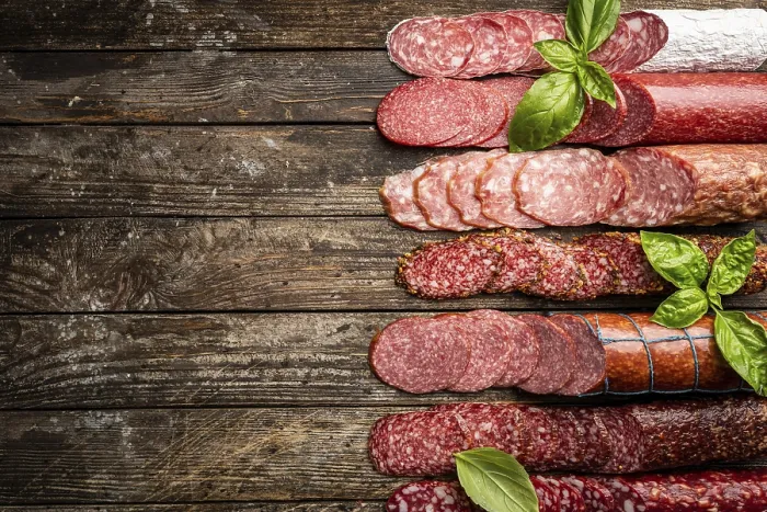 Gerahmter Druck : Satz verschiedener Wurstsorten Gerahmter Druck : Satz verschiedener Wurstsorten