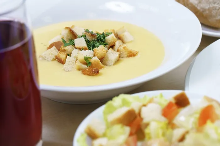Gerahmter Druck : Drei-Gänge-Abendessen, Caesar-Salat. Gerahmter Druck : Drei-Gänge-Abendessen, Caesar-Salat.