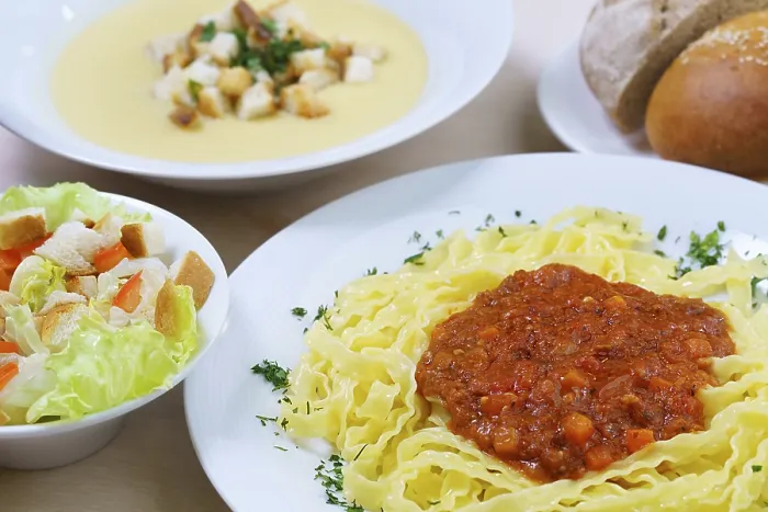 Gerahmter Druck : Drei-Gänge-Abendessen, Salat. Gerahmter Druck : Drei-Gänge-Abendessen, Salat.