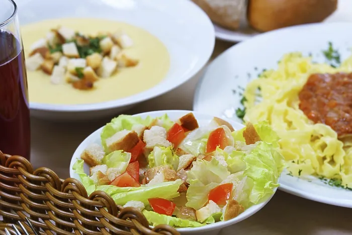 Gerahmter Druck : Drei-Gang-Abendessen, Salat. Gerahmter Druck : Drei-Gang-Abendessen, Salat.