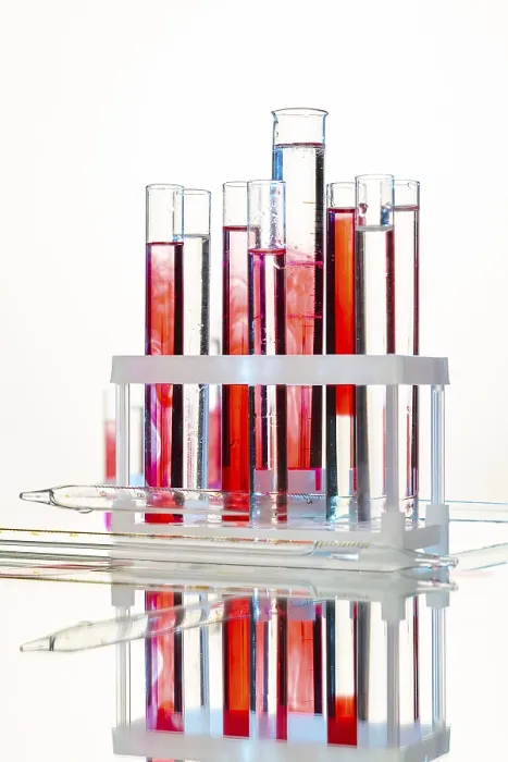 Gerahmter Druck : Set von Laborröhrchen mit Blutproben Gerahmter Druck : Set von Laborröhrchen mit Blutproben