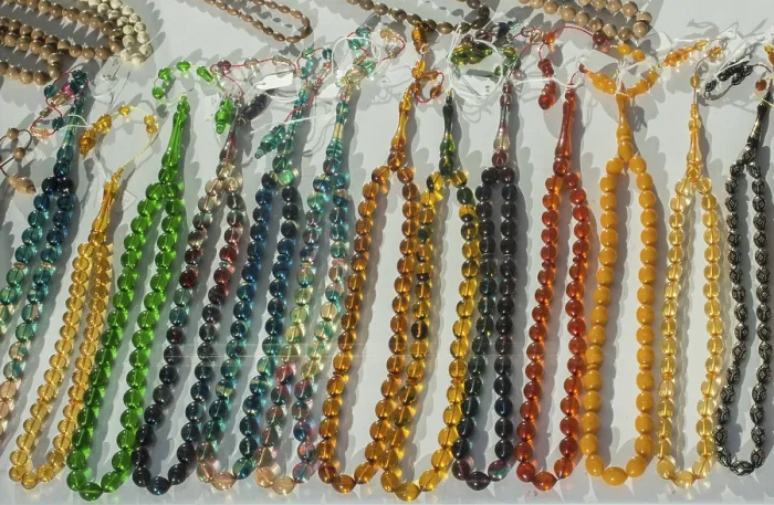 Gerahmter Druck : Sammlung von Gebetsperlen in verschiedenen Farben. Gerahmter Druck : Sammlung von Gebetsperlen in verschiedenen Farben.
