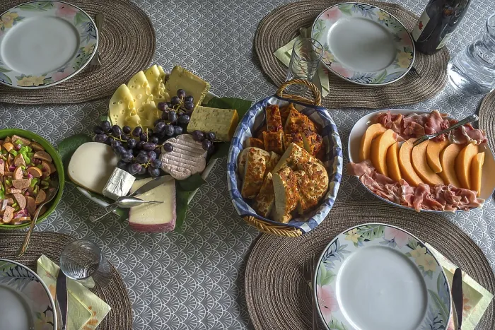 Gerahmter Druck : Tischdecke mit kaltem Buffet, Wurstsalat. Gerahmter Druck : Tischdecke mit kaltem Buffet, Wurstsalat.