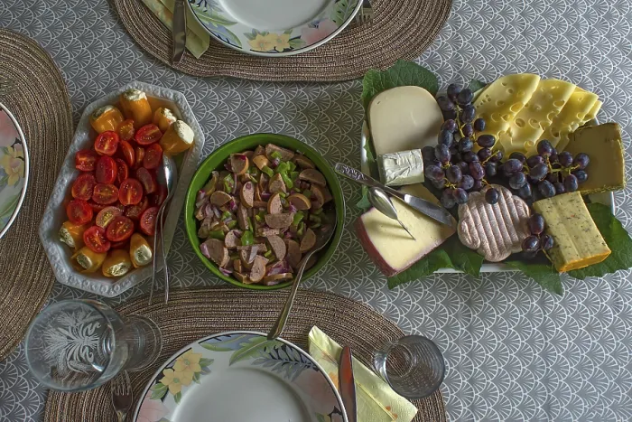 Gerahmter Druck : Tischdecke mit kaltem Buffet, Tomaten. Gerahmter Druck : Tischdecke mit kaltem Buffet, Tomaten.
