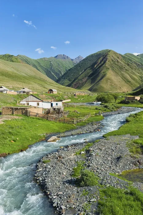 Gerahmter Druck : Siedlung entlang eines Bergflusses Naryn Gerahmter Druck : Siedlung entlang eines Bergflusses Naryn