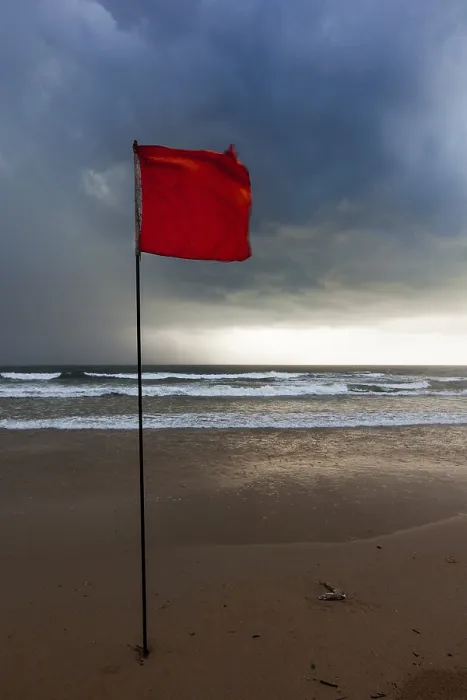 Gerahmter Druck : Sturmwarnflaggen auf dem Strand. Gerahmter Druck : Sturmwarnflaggen auf dem Strand.