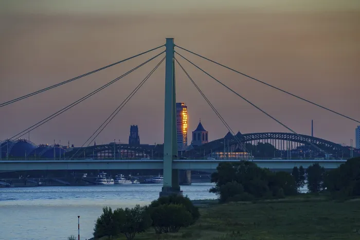 Gerahmter Druck : Severinsbrücke, eine Seilbrücke über den Rhein. Gerahmter Druck : Severinsbrücke, eine Seilbrücke über den Rhein.