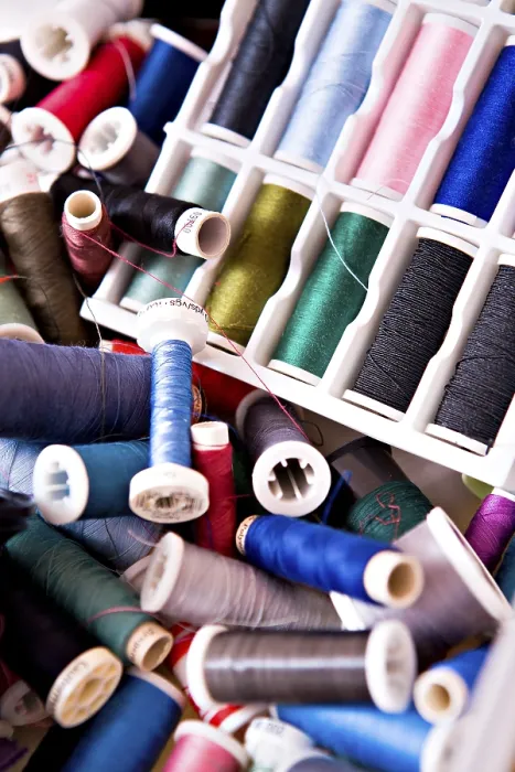 Gerahmter Druck : Nähfäden, verschiedene Farben. Gerahmter Druck : Nähfäden, verschiedene Farben.