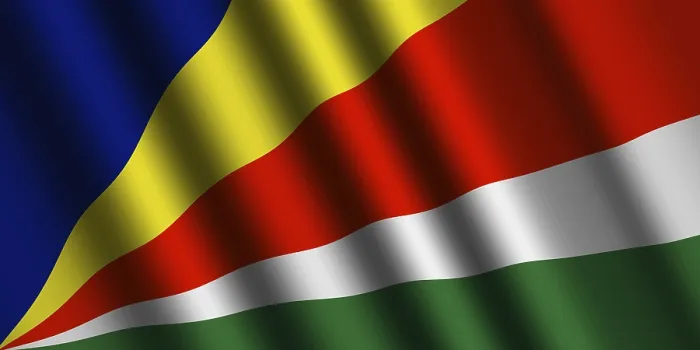 Gerahmter Druck : Die Flagge der Seychellen flattert im Wind. Gerahmter Druck : Die Flagge der Seychellen flattert im Wind.
