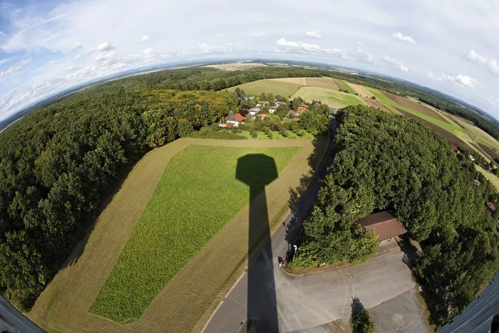 Gerahmter Druck : Schatten des Bayernturm Turms, Sulzdorf. Gerahmter Druck : Schatten des Bayernturm Turms, Sulzdorf.
