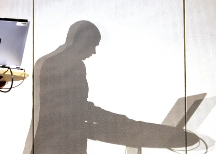 Gerahmter Druck : Schatten des Managers mit Laptop Gerahmter Druck : Schatten des Managers mit Laptop