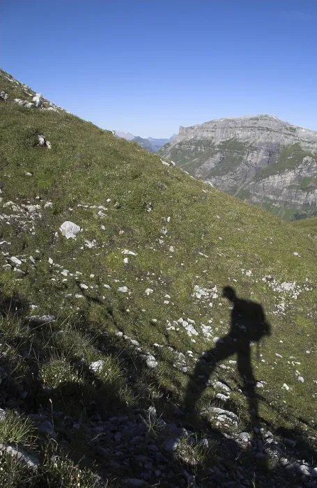 Gerahmter Druck : Schatten eines Bergwanderers beim Klettern. Gerahmter Druck : Schatten eines Bergwanderers beim Klettern.