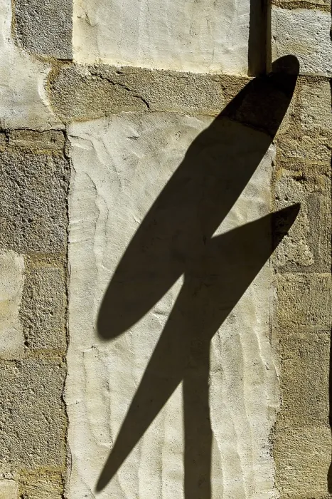 Gerahmter Druck : Schatten eines Verkehrsschildes an einer Wand. Gerahmter Druck : Schatten eines Verkehrsschildes an einer Wand.
