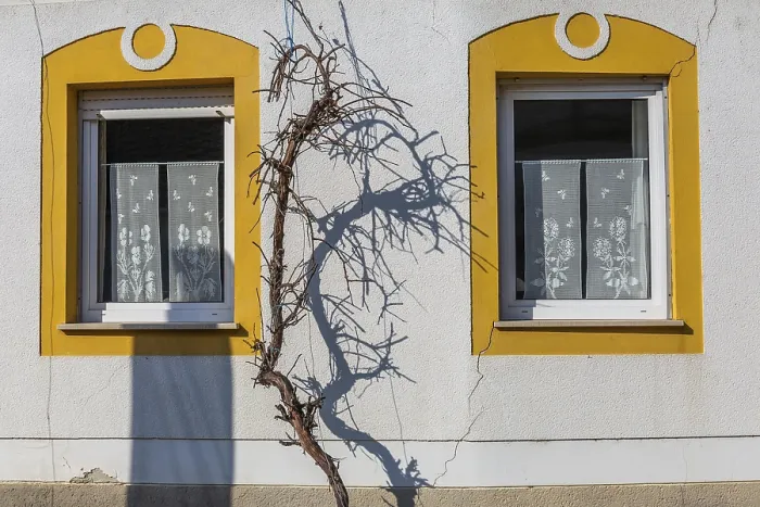 Gerahmter Druck : Schatten auf einer Hausfassade.