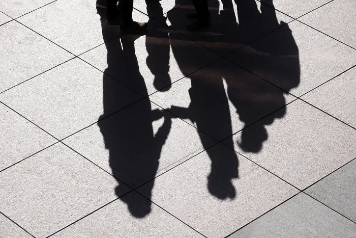 Gerahmter Druck : Schatten von Menschen, Deutschland. Gerahmter Druck : Schatten von Menschen, Deutschland.