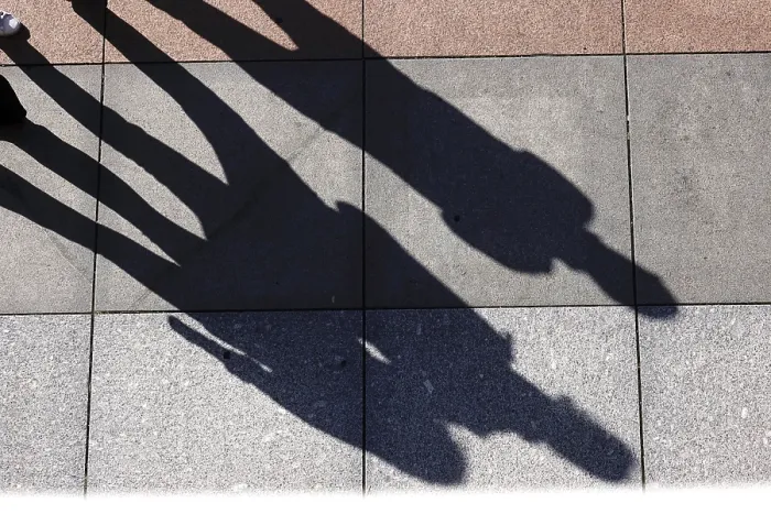 Gerahmter Druck : Schatten von Menschen, Deutschland. Gerahmter Druck : Schatten von Menschen, Deutschland.