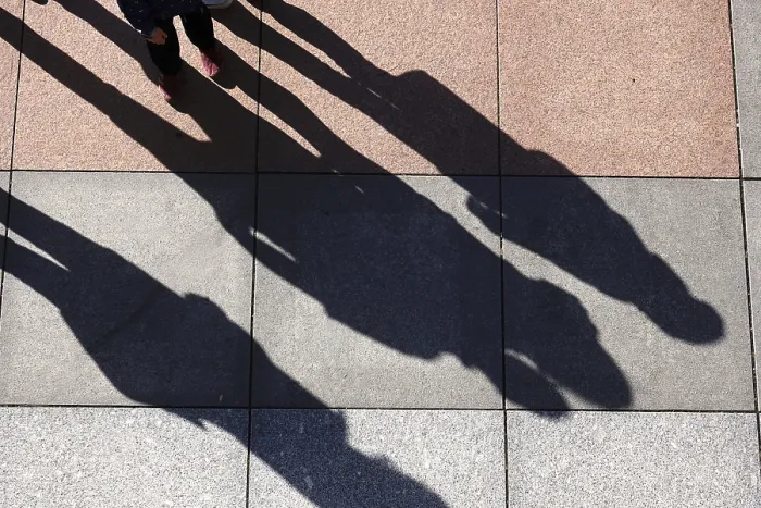 Gerahmter Druck : Schatten von Menschen, Deutschland.
