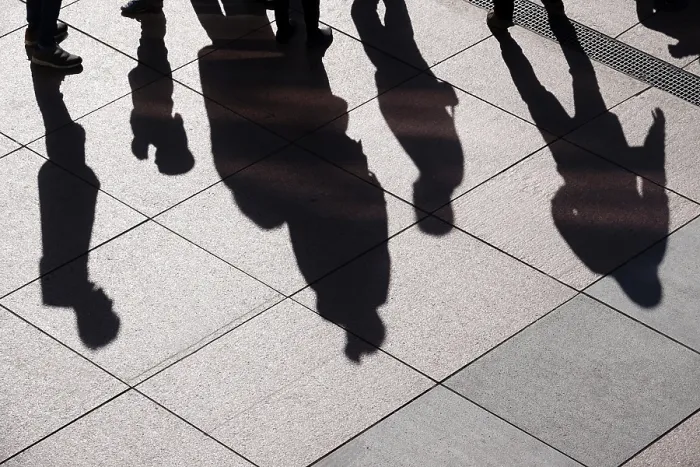 Gerahmter Druck : Schatten von Menschen, Deutschland. Gerahmter Druck : Schatten von Menschen, Deutschland.