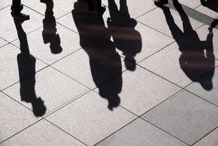 Gerahmter Druck : Schatten von Menschen, Deutschland. Gerahmter Druck : Schatten von Menschen, Deutschland.