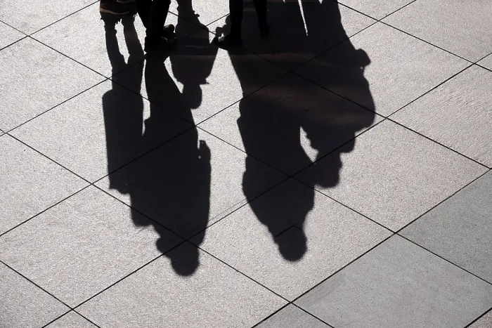 Gerahmter Druck : Schatten von Menschen, Deutschland. Gerahmter Druck : Schatten von Menschen, Deutschland.