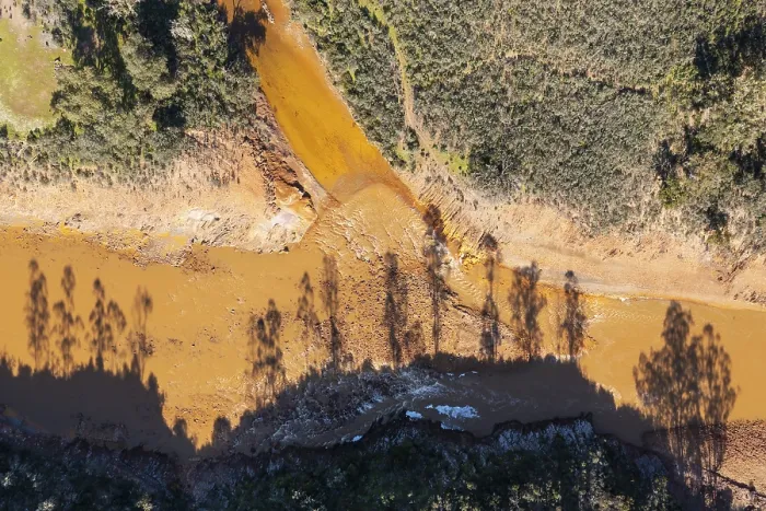 Gerahmter Druck : Schatten von Bäumen über dem Río Tinto. Gerahmter Druck : Schatten von Bäumen über dem Río Tinto.