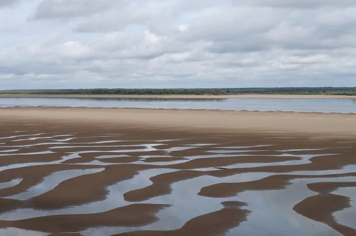 Gerahmter Druck : Flachwasser mit großer Sandbucht. Gerahmter Druck : Flachwasser mit großer Sandbucht.