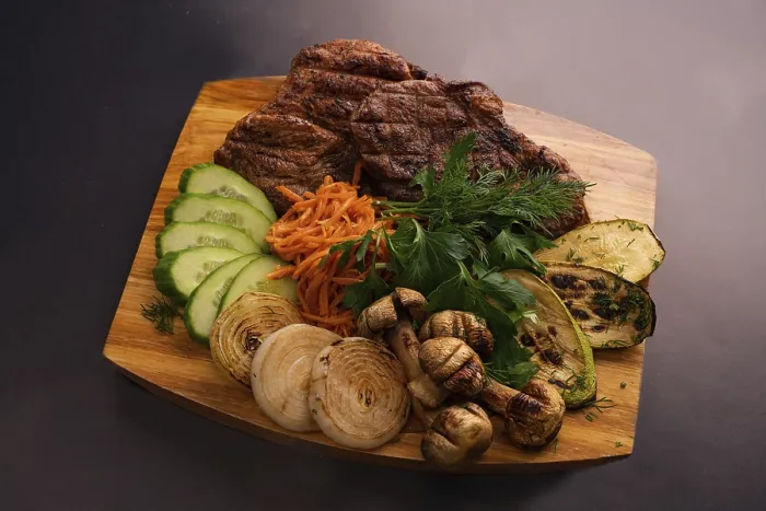 Gerahmter Druck : Schaschlik mit Tomaten, Gurken. Gerahmter Druck : Schaschlik mit Tomaten, Gurken.