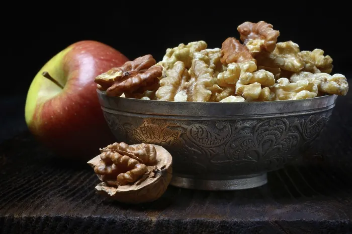 Gerahmter Druck : Schale mit Walnüssen, Apfel, Deutschland. Gerahmter Druck : Schale mit Walnüssen, Apfel, Deutschland.