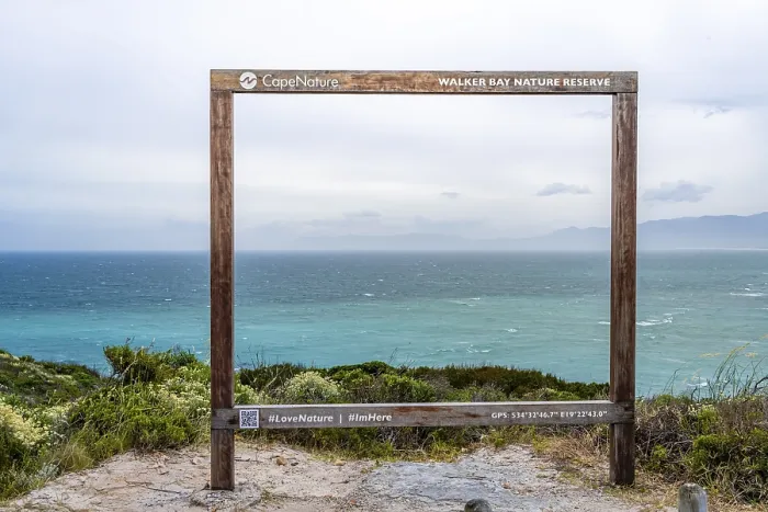 Gerahmter Druck : Schild, Ozean mit Küste und Strand.