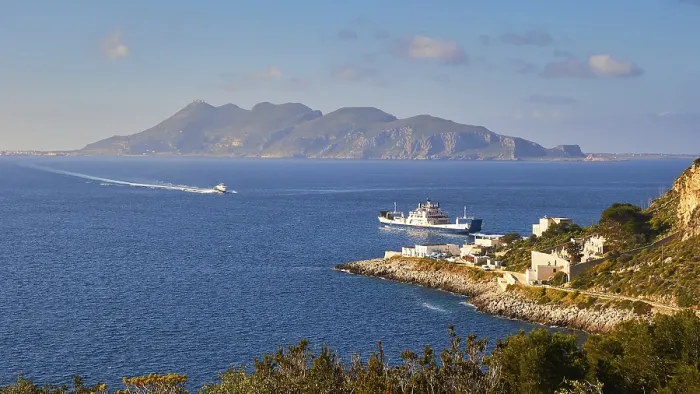 Gerahmter Druck : Schiff am Anker, Flugkörper, Annäherung. Gerahmter Druck : Schiff am Anker, Flugkörper, Annäherung.